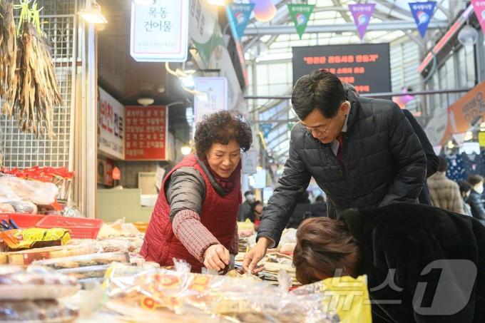 이기재 양천구청장이 관내 시장 상인과 대화하는 모습. (양천구 제공)ⓒ 뉴스1