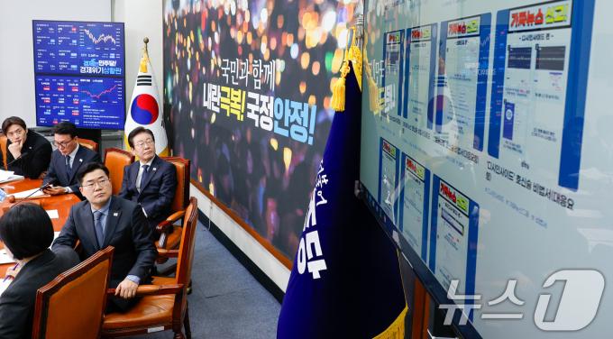 이재명 더불어민주당 대표와 박찬대 원내대표, 최고위원들이 6일 오전 서울 여의도 국회에서 최고위원회의에 앞서 민주당 홈페이지에 마련된 허위조작 정보 신고센터 '민주파출소'에 대한 전용기 의원의 설명을 듣고 있다. 2025.1.6/뉴스1 ⓒ News1 안은나 기자