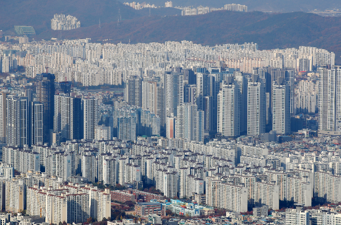 정부가 지방 부동산 거래시장을 살리기 위해 세제 지원 카드를 내놓았다. 사진은 대구 앞산 전망대에서 바라본 도심 전경. /사진=뉴스1