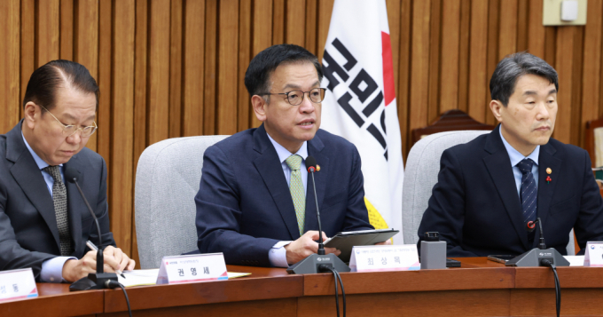정부가 설 연휴 임시공휴일을 27일로 지정할 방침이다.  사진은 지난 8일 국회에서 열린 고위당정협의회 모습. /사진=뉴시스