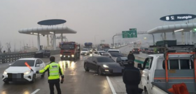 경기 고양시 덕양구 도내동 서울문산고속도로 파주 방향에서 다중 추돌사고가 일어나 18대 피해차량이 발생했다. 사진은 다중 추돌 사고 현장의 모습. /사진=뉴스1(고양소방서 제공)