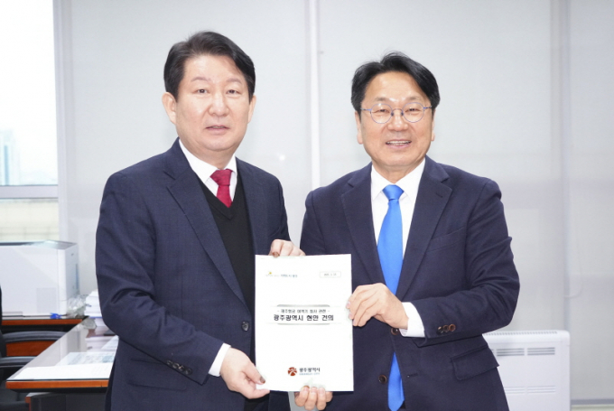 강기정 광주광역시장이 13일 서울 국회에서 권영진 국회 제주항공여객기참사특위 위원장을 만나 제주항공 여객기참사 피해지원 특별법 제정 관련 건의서를 전달하고 있다./사진=광주시