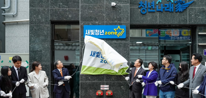 청년들에게 저렴하게 제공하는 역세권 공공임대주택 새빛청년존 1호 현판 제막. /사진제공=수원식 