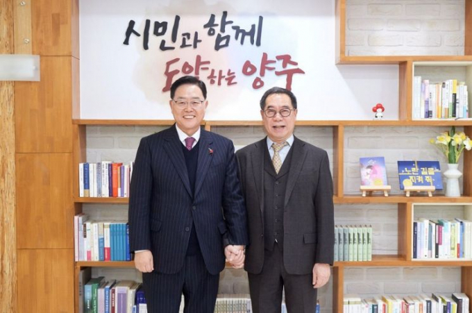 송현 신임 의정부을지대병원장(오른쪽)이 13일 양주시청에서 강수현 양주시장과 상생 발전 협력 방안을 논의한 뒤 기념촬영을 하고 있다. / 사진제공=양주시 