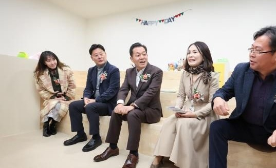 효원초교 청개구리 연못 8호점 개관 후 이재준 수원시장(가운데) 등 관계자들이 담소하고 있다. /사진제공=수원시