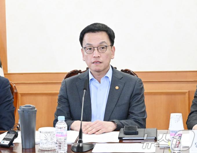 최상목 대통령 권한대행 부총리 겸 기획재정부 장관이 14일 오후 서울 종로구 정부서울청사에서 '2025년 사회2 분야 주요 현안 해법 회의'를 주재하고 있다. (기획재정부 제공) 2025.1.14/뉴스1