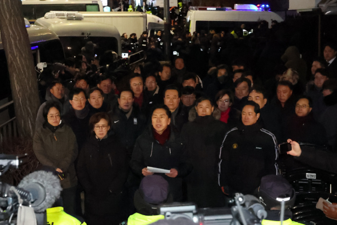 김기현 의원을 비롯한 국민의힘 의원들이 15일 공수처의 윤석열 대통령에 대한 체포영장 집행 중단을 호소했다. /사진=뉴스1