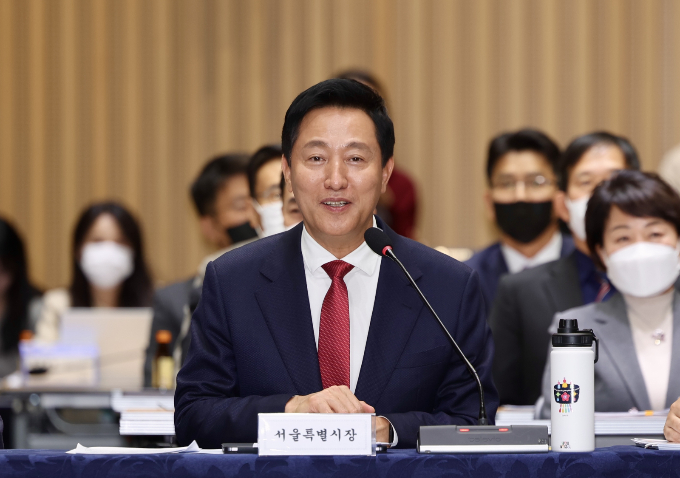 오세훈 서울시장이 토지거래허가구역 해지를 적극 검토하겠다고 밝힌 가운데, 업계는 향후 해당 지역에 갭투자 수요 등 거래량이 늘어날 것으로 예상했다. 사진은 지난 15일 서울시청에서 토론회에 참여한 오 시장. /사진=뉴시스