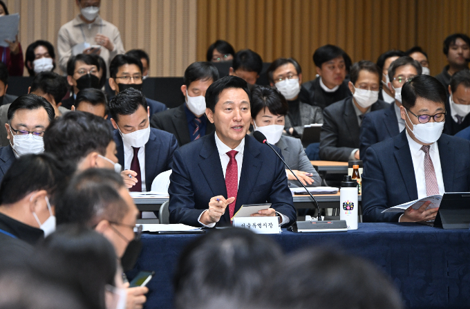 사진은 전날 '규제 풀어 민생 살리기 대토론회'에서 시민들과 얘기를 나누는 오 시장의 모습. /사진=뉴스1