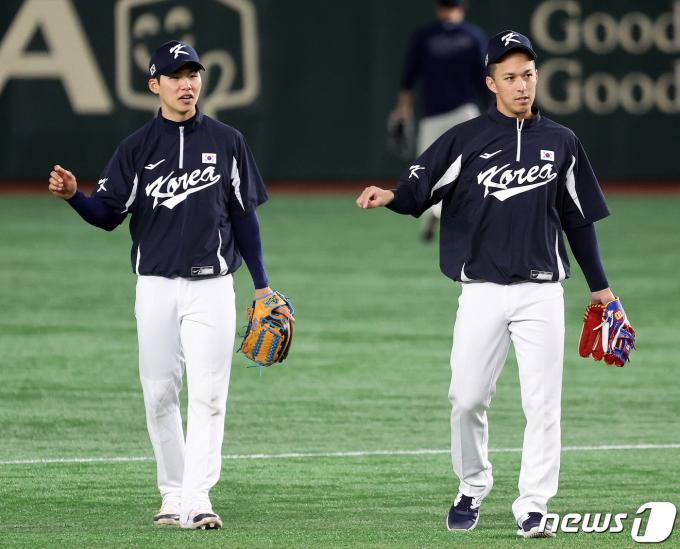 2023 월드베이스볼클래식(WBC)에 출전하는 야구 국가대표팀 김혜성과 토미 현수 에드먼(오른쪽)이 8일 오전 일본 도쿄 돔에서 훈련을 하고 있다. 2023.3.8/뉴스1 ⓒ News1 김진환 기자
