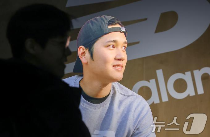 8일 서울 마포구 뉴발란스 홍대 플래그십 매장에서 열린 '오타니 관련 소장품 특별전(SHO-TIME)'을 찾은 관람객이 오타니 쇼헤이 관련 소장품들을 둘러보고 있다. 2024.11.8/뉴스1 ⓒ News1 김진환 기자