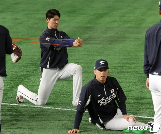 2023 월드베이스볼클래식(WBC)에 출전하는 야구 국가대표팀 김혜성과 토미 현수 에드먼이 8일 오전 일본 도쿄 돔에서 훈련을 앞두고 스트레칭을 하고 있다. 2023.3.8/뉴스1 ⓒ News1 김진환 기자