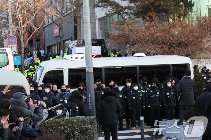 고위공직자범죄수사처와 경찰로 구성된 공조수사본부가 윤석열 대통령에 대한 2차 체포영장 집행에 돌입한 15일 오전 김성훈 경호처 차장을 태운 것으로 추정되는 미니버스가 서울 용산구 한남동 대통령 관저 정문을 통과하고 있다. 2025.1.15/뉴스1 ⓒ News1 송원영 기자