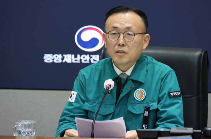 정부가 콘크리트 둔덕·기초 등이 설치된 7개 공항의 방위각 시설을 개선 조취할 예정이다. 사진은 이한경 행정안전부 재난안전관리본부장. /사진=뉴시스