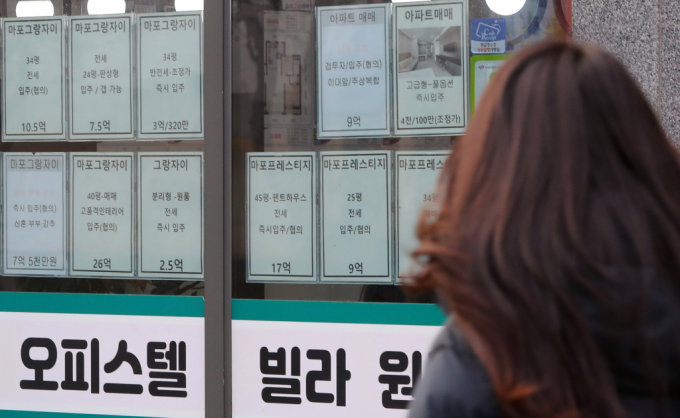 정부의 대출 규제와 금리 부담 영향으로 전국 오피스텔 매매가격과 전세가격이 모두 전 분기 대비 하락했다. 사진은 지난 6일 서울 시내의 한 부동산 앞에 오피스텔 매물 가격표가 붙은 모습. /사진=뉴시스