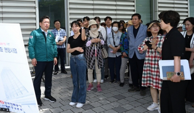 김병내 광주시 남구청장이 다목적체육관 송전탑 민원현장을 찾아 주민들과 이야기를 나누고 있다./사진=광주 남구청 