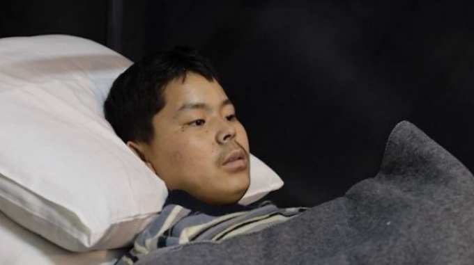 볼로디미르 젤렌스키 우크라이나 대통령이 포로로 잡힌 북한군 병사를 심문하는 동영상을 SNS에 올렸다.  /사진=우크라이나 대통령 SNS