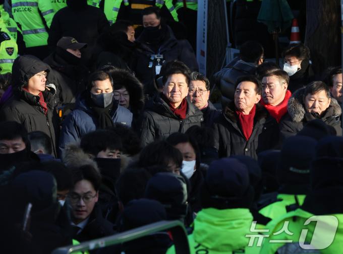고위공직자범죄수사처(공수처)가 윤석열 대통령 2차 체포영장 집행에 나선 15일 오전 서울 용산구 한남동 대통령 관저 앞에 김기현 의원(가운데)을 비롯한 국민의힘 의원들이 경찰 진입을 지켜보고 있다. 2025.1.15/뉴스1 ⓒ News1 송원영 기자
