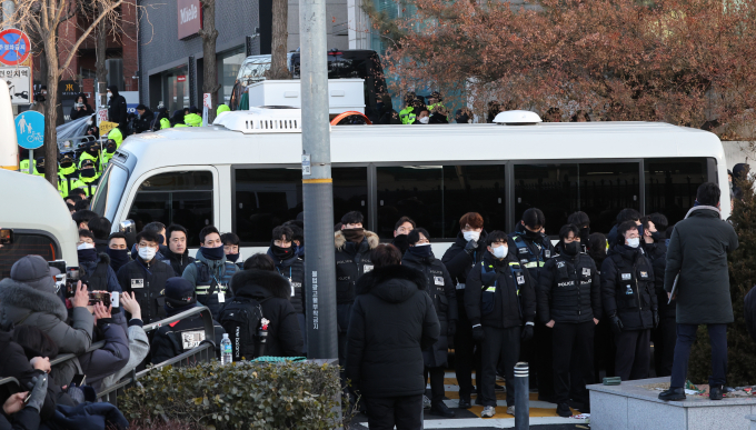 특수공무집행방해 혐의로 입건된 김성훈 경호처 차장과 이광우 경호본부장이 각각 오는 17일, 18일에 경찰 조사를 받는다. 사진은 15일 김 차장을 태운 것으로 추정되는 미니버스가 서울 용산구 한남동 대통령 관저 정문을 통과하는 모습. /사진=뉴스1