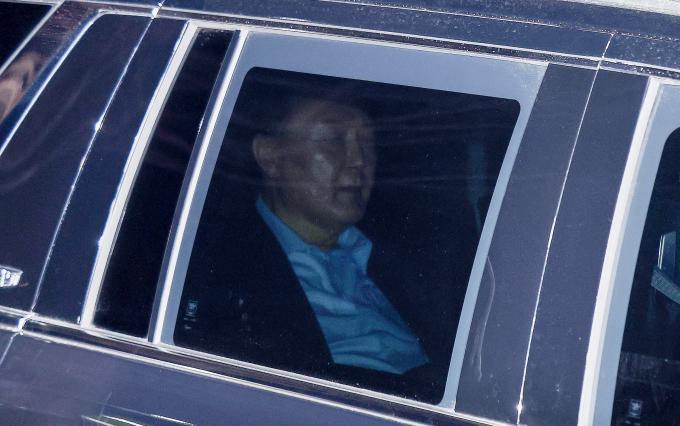 윤석열 대통령 변호인단이 15일 서부지법이 발부한 체포영장은 무효라며 서울중앙지방법원에 체포적부심사를 청구했다. 사진은 윤 대통령이 15일 경기 의왕시 서울구치소로 들어가는 모습. /사진=뉴시스(공동취재) 