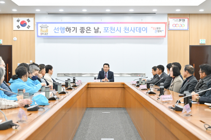 백영현 포천시장이 지난 15일 시정회의실에서 열린 '선행하기 좋은 날, 포천시 천사데이' 이웃돕기 기탁식에서 인사말을 하고 있다. /사진제공=포천시