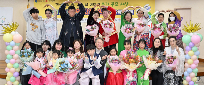 김이강 광주시 서구청장이 지난 13일 서구가족센터에서 '한국생활 속 나의 삶 이야기' 수기 발표해 참가자들과 기념촬영하고 있다./사진=광주 서구청