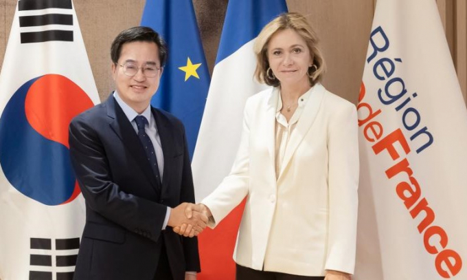 2024년 1월 세계경제포럼에 참석한 김동연 경기도지사(왼쪽)이 발레리 페크레스 일드프랑스 주지사와 면담하는 모습. /사진제공=경기도