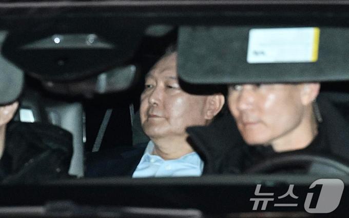 내란 우두머리 혐의로 체포된 윤석열 대통령이 15일 오후 경기 과천 고위공직자범죄수사처(공수처)에서 조사를 마치고 차량으로 서울구치소로 이동하고 있다.(공동취재) 2025.1.15/뉴스1 ⓒ News1 김명섭 기자