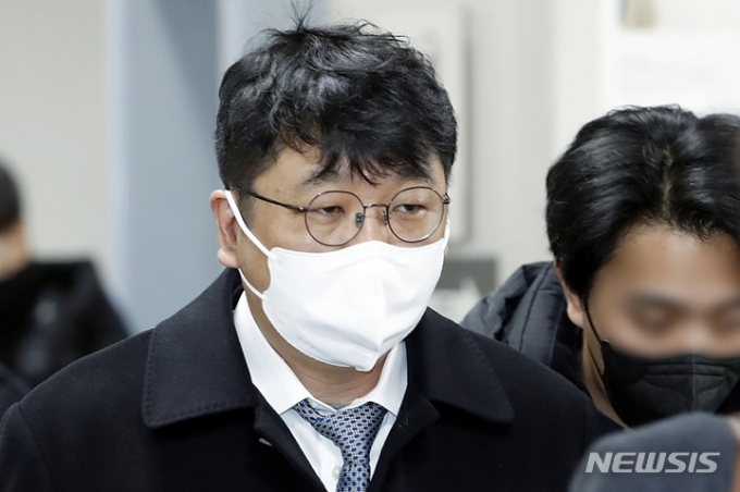 사기 혐의로 재판에 넘겨진 이정훈 전 빗썸홀딩스-빗썸코리아 의장이 2023년 1월3일 서울 서초구 서울중앙지방법원에서 열린 1심에서 무죄를 선고 받은 뒤 법정을 나오고 있다. /사진=뉴시스