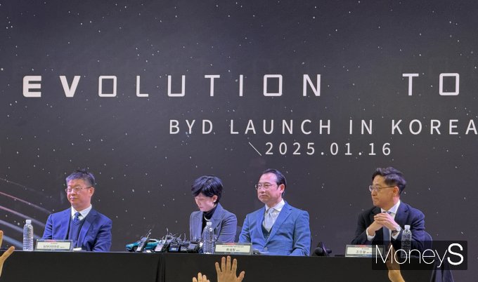 류쉐량 BYD 아시아 태평양 자동차 영업사업부 총경리가 기자들의 질문에 답하고 있다. /사진=김서연 기자 