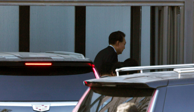 서울중앙지법이 내란 수괴 혐의로 체포된 윤석열 대통령의 체포적부심을 기각함에 따라 윤 대통령은 서울구치소에 게속 머물게 됐다. 사진은 지난 15일 공수처에 체포된 윤 대통령이 공수처에 도착한 모습. /사진=뉴스1(공동취재)