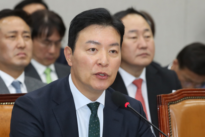 김성훈 대통령 경호처 차장이 17일 경찰에 출석해 조사를 받는다. 사진은 김 차장이 지난해 11월19일 서울 여의도 국회에서 열린 운영위원회 전체회의에 출석해 의원 질의에 답변하는 모습. /사진=뉴스1