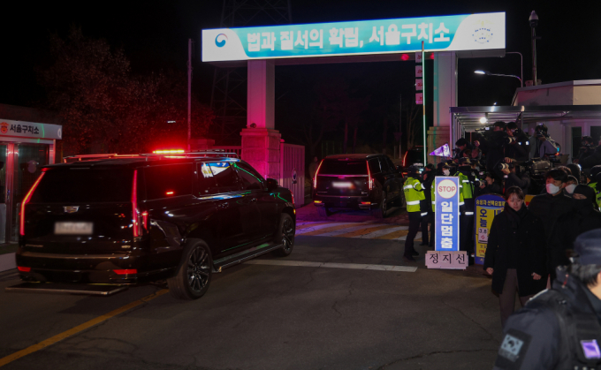 고위공직자범죄수사처(공수처)가 내란 '우두머리'(수괴) 혐의를 받는 윤석열 대통령에 17일 오전 10시 공수처로 출석해 조사받을 것을 통보했다. 사진은 지난 15일 공수처 조사를 마치고 서울구치소로 향하는 윤 대통령. /사진=뉴시스(공동취재)