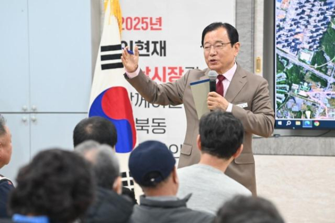 이현재 하남시장이 16일 열린 위례동 주민과의 대화에서 한 시민의 질문을 받고 답하고 있다. / 사진제공=하남시