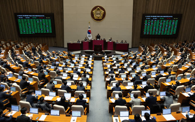 무안국제공항 제주항공 참사 피해자와 유가족에 대한 2차 가해 방지 및 엄정 대처 촉구 결의안이 17일 국회서 가결됐다. 사진은 17일 서울 여의도 국회 본회의장에서 열린 제421회 국회(임시회) 제1차 본회의 모습. /사진=뉴스1
