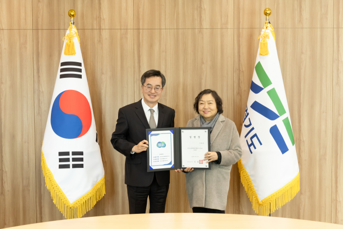 김동연 경기도지사(왼쪽)는 17일 집무실에서 경기도경제과학진흥원 신임 이사장에 인재근 전 국회의원을 임명하고 사진촬영을 하고 있다. / 사진제공=경기북부청