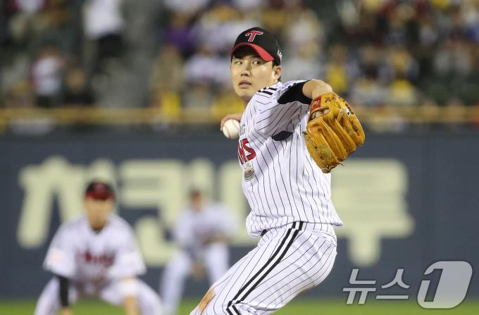 17일 오후 서울 송파구 잠실야구장에서 열린 프로야구 '2024 신한 SOL 뱅크 KBO 포스트시즌' 플레이오프 3차전 삼성 라이온즈와 LG 트윈스의 경기에서 LG 선발투수 임찬규가 역투하고 있다. 2024.10.17/뉴스1 ⓒ News1 임세영 기자