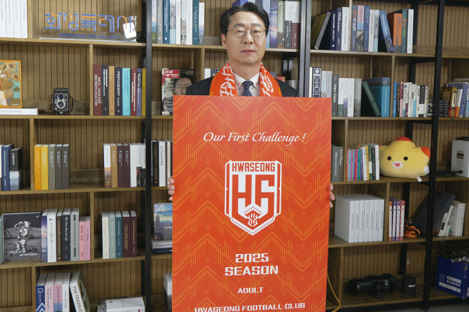 화성FC 구단주인 정명근 시장이 화성시청에서 열린 2025 화성FC 시즌권 구매식 참여해 사진촬영을 하고 있다. /사진제공=화성FC