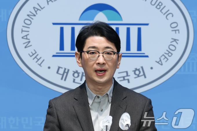 국민의힘 법률자문위원장인 주진우 의원이 16일 오후 서울 여의도 국회 소통관에서 더불어민주당 카톡 검열 고발 관련 기자회견을 열고 