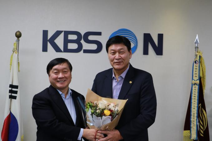 이준희 대한씨름협회장(오른쪽)이 17일 서울 마포구 상암동 KBSN을 찾아 이강덕 대표이사에게 꽃다발을 받고 포즈를 취하고 있다. (KBSN 제공)
