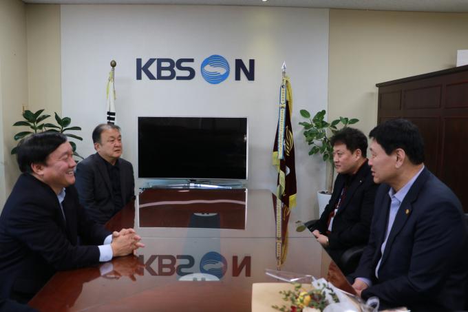 이준희 대한씨름협회장이 17일 서울 마포구 상암동 KBSN을 찾아 이강덕 대표이사 등과 씨름 발전에 대해 이야기를 나눴다. (KBSN 제공)