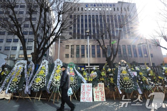 17일 오전 서울 마포구 서부지방법원 앞에 보수 지지자들이 보낸 조화들이 줄지어 놓여 있다. 2025.1.17/뉴스1 ⓒ News1 박정호 기자