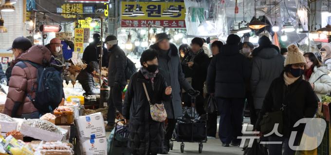 서울 시내 한 전통시장에서 시민들이 장을 보는 모습. ⓒ News1 임세영 기자