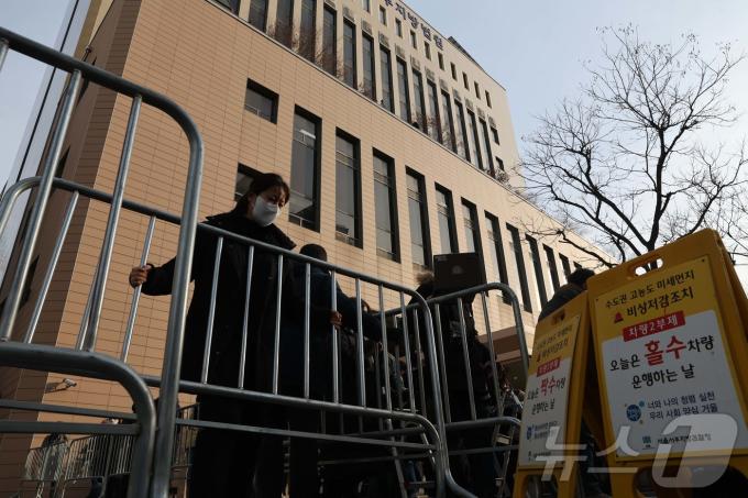 내란 우두머리 혐의로 체포된 윤석열 대통령의 구속 전 피의자 심문(영장실질심사)이 열린 18일 오후 서울 마포구 서울서부지방법원에서 경호처 관계자들이 철제 펜스를 설치하고 있다.(공동취재) 2025.1.18/뉴스1 ⓒ News1 민경석 기자