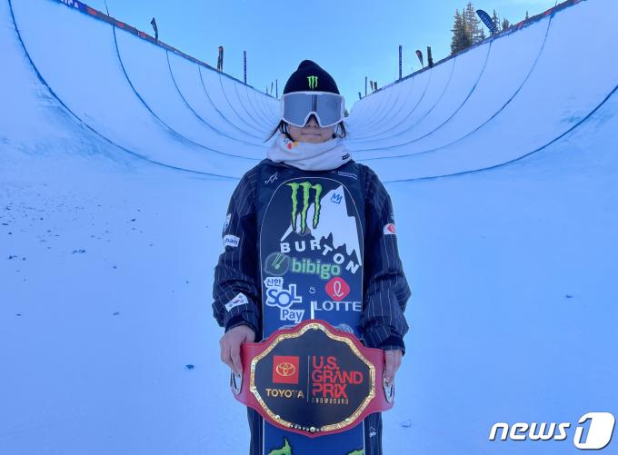 스노보드 최가온(이 17일 오전 미국 콜로라도 주 카퍼 마운틴에서 열린 2023-2024 FIS 스노보드 월드컵 여자 하프파이프 부문에서 한국 최초 우승을 차지한 후 포즈를 취하고 있다. 최가온은 결선에서 92.75점을 받아 금메달을 목에 걸었다. (올댓스포츠 제공) 2023.12.17/뉴스1