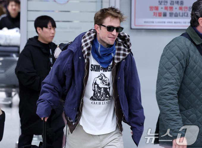 영국 출신 배우 로버트 패틴슨이 19일 오후 인천국제공항으로 입국하고 있다. 이번에 처음 한국을 찾은 로버트 패틴슨은 봉준호 감독과 함께 오는 20일 오전 '미키 17' 푸티지 상영 후 기자간담회를 진행한다. 또한 팬들과도 무대인사 등 직접 만남의 자리를 가질 예정이다. 2025.1.19/뉴스1 ⓒ News1 박지혜 기자