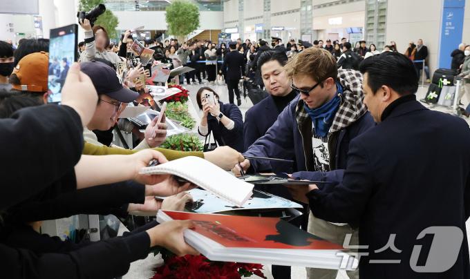 영국 출신 배우 로버트 패틴슨이 19일 오후 인천국제공항으로 입국해 팬들에게 사인을 해주고 있다. 이번에 처음 한국을 찾은 로버트 패틴슨은 봉준호 감독과 함께 오는 20일 오전 '미키 17' 푸티지 상영 후 기자간담회를 진행한다. 또한 팬들과도 무대인사 등 직접 만남의 자리를 가질 예정이다. 2025.1.19/뉴스1 ⓒ News1 박지혜 기자