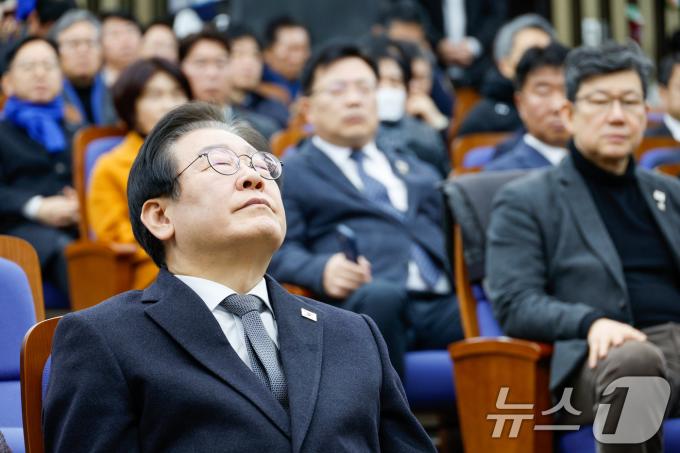 이재명 더불어민주당 대표가 19일 오후 서울 여의도 국회에서 열린 비상의원총회에 참석해 박찬대 원내대표 발언을 듣고 있다. 2025.1.19/뉴스1 ⓒ News1 안은나 기자
