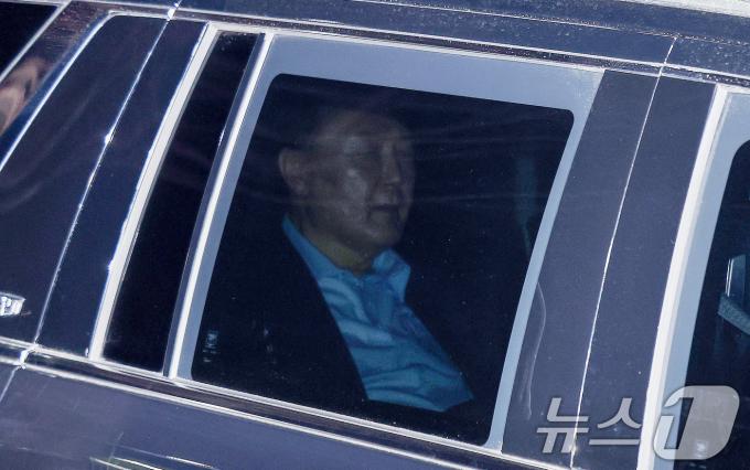내란 우두머리 혐의로 체포된 윤석열 대통령이 15일 고위공직자범죄수사처(공수처)의 수사를 마친 후 경기 의왕시 서울구치소에 도착하고 있다./뉴스1 ⓒ News1 김성진 기자
