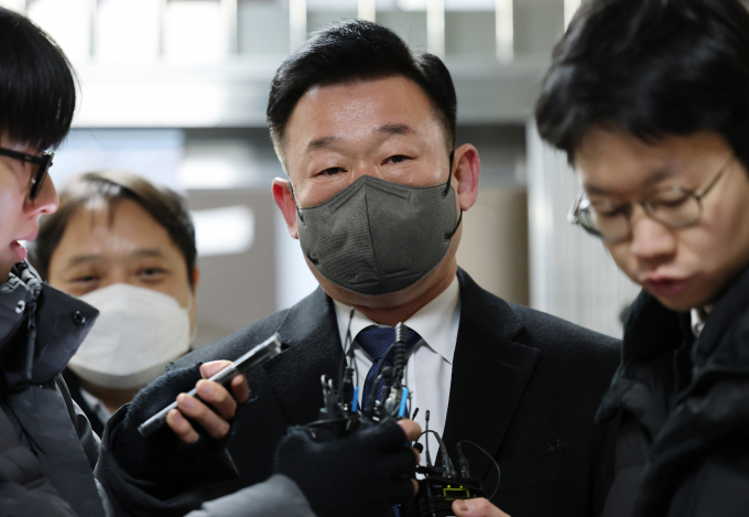 경찰이 지난 19일 윤석열 대통령 체포영장 집행을 저지한 혐의를 받는 이광우 대통령 경호처 경호본부장을 석방했다. 사진은 이 본부장이 지난 18일 서울 서대문구 국가수사본부로 조사를 받기위해 출석하며 취재진 질문에 답하는 모습. /사진=뉴스1